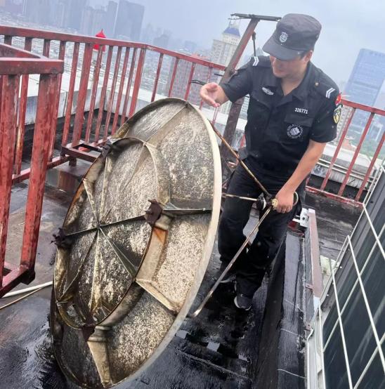 C:/Users/BA/Desktop/風(fēng)雨過后南京保安迅速行動，恢復(fù)安“寧”面貌/11.jpg11