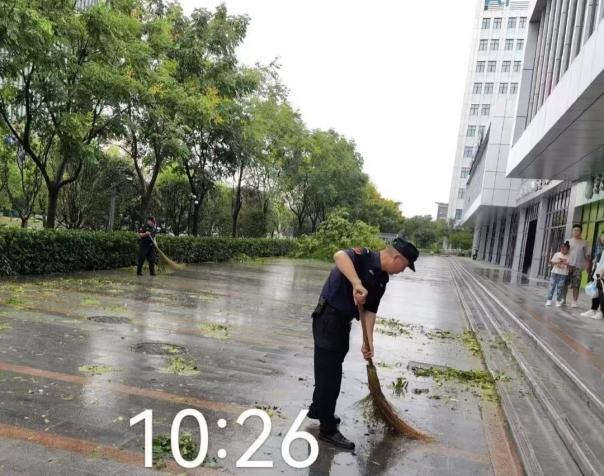 C:/Users/BA/Desktop/風(fēng)雨過后南京保安迅速行動，恢復(fù)安“寧”面貌/5.jpg5