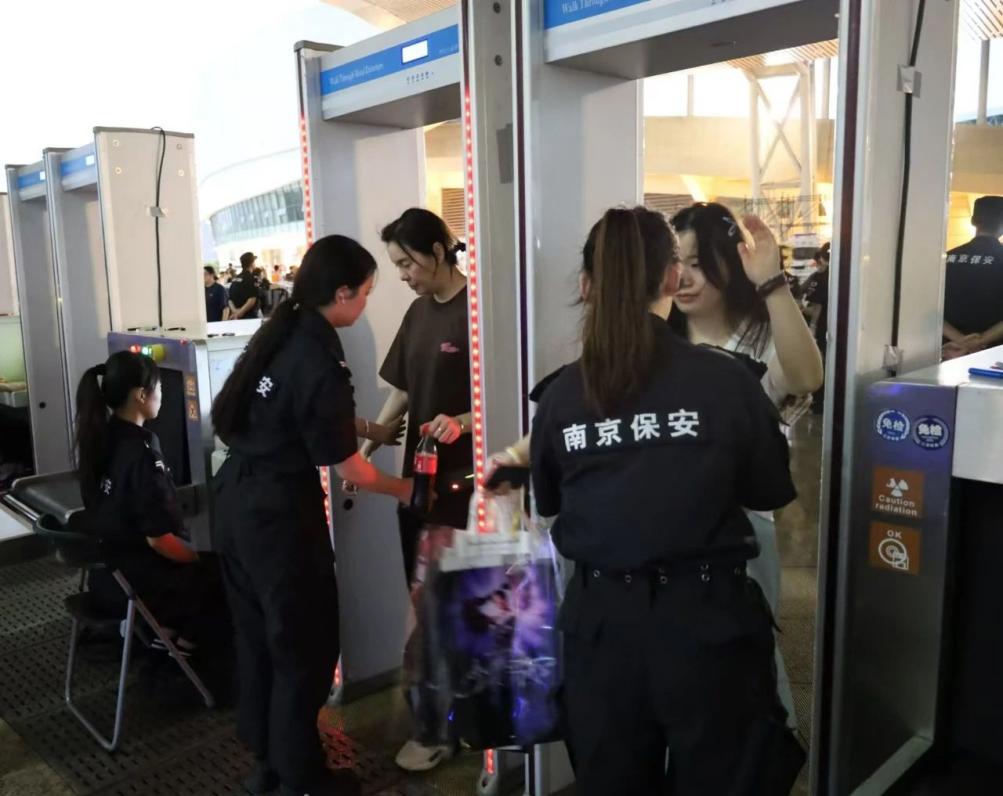 C:/Users/Administrator/Desktop/“安保鐵軍、硬核保障”2024系列報(bào)道四十二——南京市保安服務(wù)有限公司成功護(hù)航張碧晨「今兒個(gè)開心」十周年巡回演唱會(huì)南京站安保任務(wù)/2.jpg2